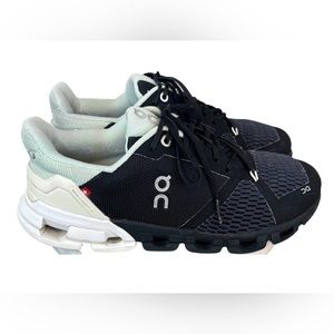 ON CLOUD Cloudflyer Black White Mint Womens Sz 8.5 Sneaker Running Lace Up Shoes